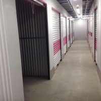 Couloirs avec quelques box de stockage au RDC